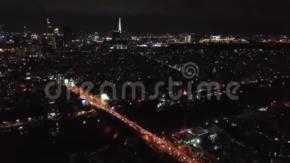 胡志明市西贡越南空中镜头无人机镜头美丽的建筑和可见的交通在夜间视频的预览图
