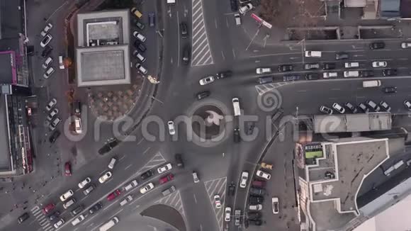 俯视环形交叉路口傍晚高空无人驾驶飞机飞行视频的预览图