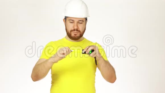 黄色T恤上带有卷尺的开朗的建筑工程师或建筑师视频的预览图