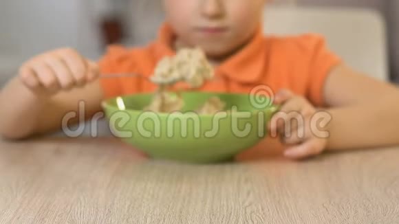 小女孩拒绝吃燕麦片感到厌恶为孩子提供健康的营养视频的预览图