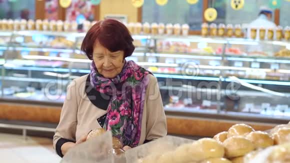 一个可爱的退休妇女在面包店的肖像视频的预览图