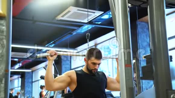 体育健身健身房健身强壮男子拉特下拉式视频的预览图