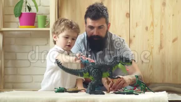 小男孩和爸爸闲聊快乐的童年关心和发展父亲带孩子玩构造函数家庭幸福视频的预览图