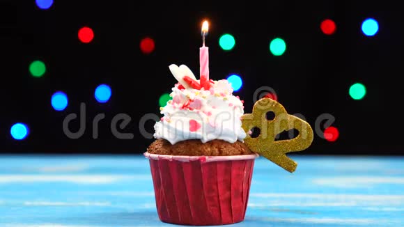 带有蜡烛的美味生日蛋糕和82号的彩色模糊灯光背景视频的预览图