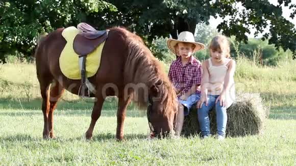 小女孩和小男孩骑着小马视频的预览图