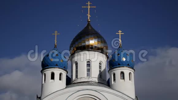 东正教的蓝色和金色圆顶被太阳照亮视频的预览图
