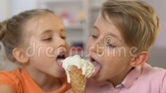 男孩和女孩贪婪地吃冰淇淋最喜欢的美味甜点营养视频的预览图
