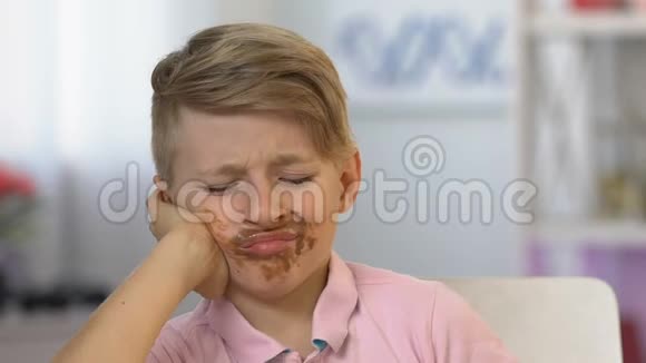 孩子牙疼脸上沾满巧克力孩子吃甜食视频的预览图