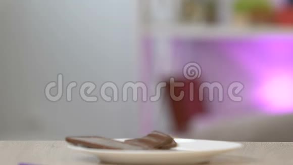 从桌子底下出来的男孩偷了一块巧克力甜牙视频的预览图