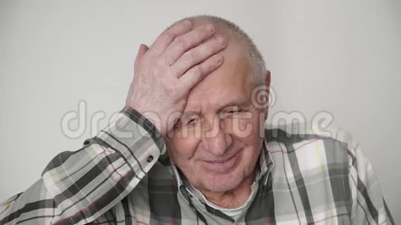 老年老人在家头痛健康问题退休时间4k视频的预览图