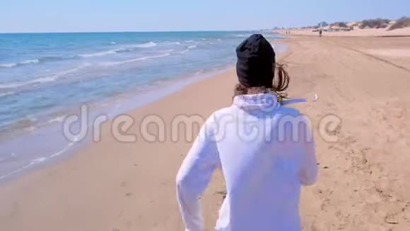 女孩正在海上慢跑沙滩运动户外跑步训练后景视频的预览图