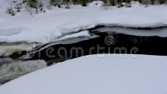 融河流穿过厚厚的雪层近景视频的预览图