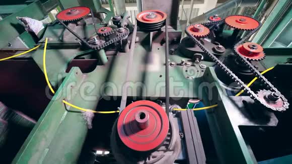 现代机器在一个工厂工作旋转齿轮视频的预览图