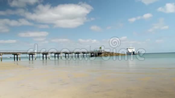 在海滩上和平的码头视频的预览图