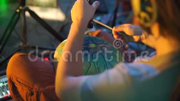 音乐家用筷子演奏打击乐器视频的预览图