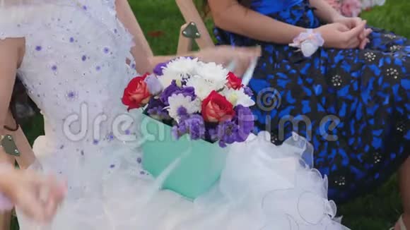 在婚礼上坐着一束鲜花的丽特拉女孩视频的预览图