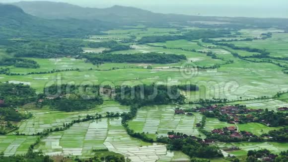 潘南角圆形剧场山谷中带热带森林和稻田的山坡景观空中全景视频的预览图