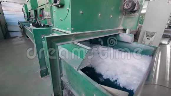 工厂机器在移动输送机上滚动合成织物视频的预览图