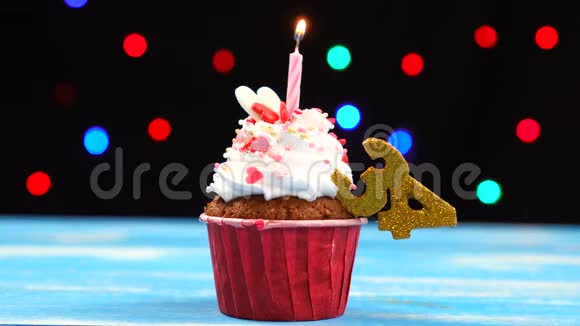 带有蜡烛的美味生日蛋糕和34号的彩色模糊灯光背景视频的预览图