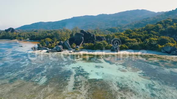 鸟瞰4k镜头到最著名的Anse源D阿根廷海滩拉迪格岛塞舌尔风景如画的海岸视频的预览图