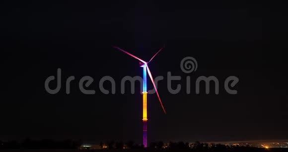 夜间照明光束中的大型风力发电机视频的预览图