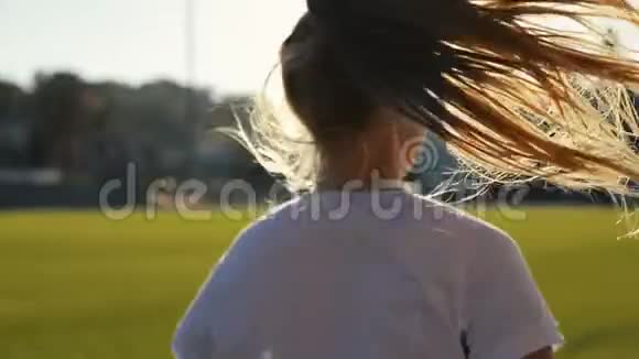 女人头发像跑步视频的预览图