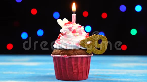 带有蜡烛的美味生日蛋糕和49号的彩色模糊灯光背景视频的预览图