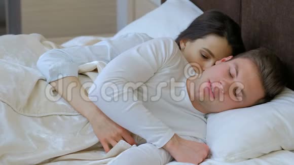 两个亲密的问题男人女人躺在床上拥抱视频的预览图