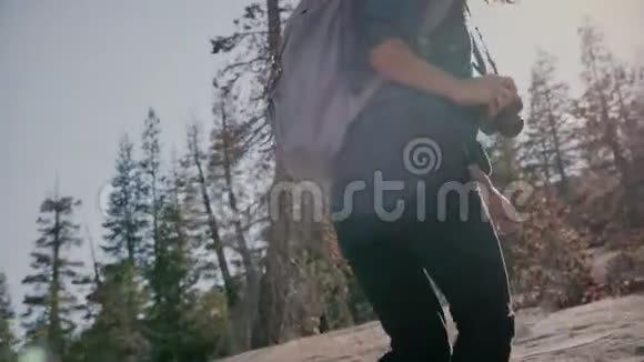 惊人的低角度生活方式拍摄年轻美丽的旅游女孩拍照在约塞米蒂国家公园森林慢动作视频的预览图