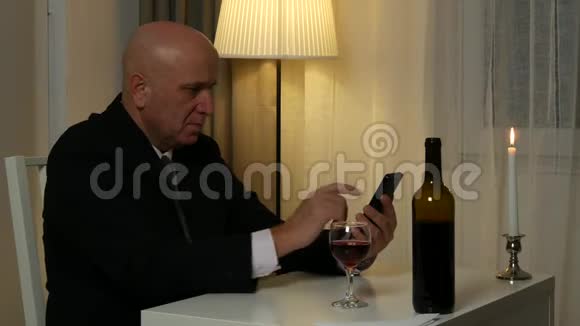餐厅商务人员使用手机文本并用葡萄酒蘸一杯视频的预览图