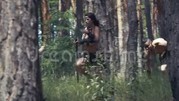 一名亚马逊妇女在森林中奔跑的慢镜头视频的预览图