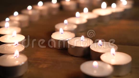 燃烧蜡烛浅的景深许多圣诞蜡烛在晚上燃烧抽象蜡烛背景视频的预览图