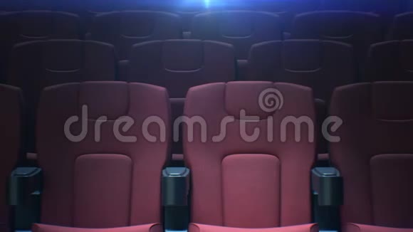 移动沿空电影院椅子与背光无缝电影大厅里一排排红色座位的三维动画视频的预览图