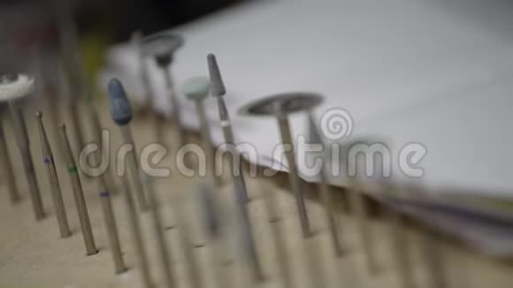 实验室里的牙科技师工具牙科诊所的专业工作工具磨床刷子钻头橡胶p视频的预览图