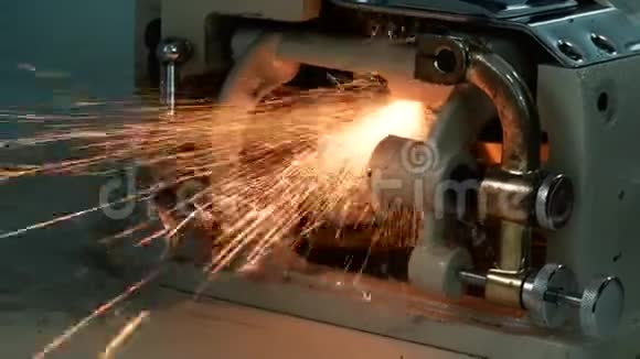 磨刀机上磨刀的过程很多火花飞出视频的预览图