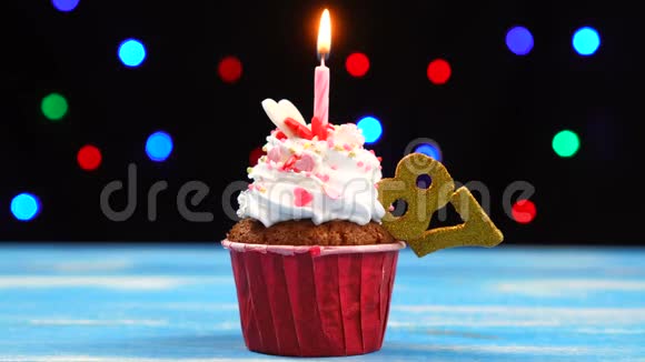 带有蜡烛的美味生日蛋糕和87号的彩色模糊灯光背景视频的预览图