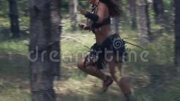 穿皮和皮衣的亚马逊女人慢动作视频的预览图