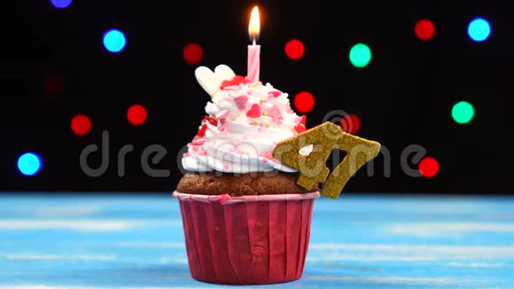 带有蜡烛的美味生日蛋糕和47号的彩色模糊灯光背景视频的预览图