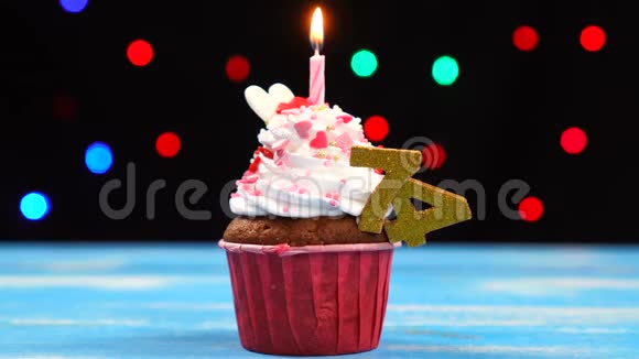 带有蜡烛的美味生日蛋糕和74号的彩色模糊灯光背景视频的预览图