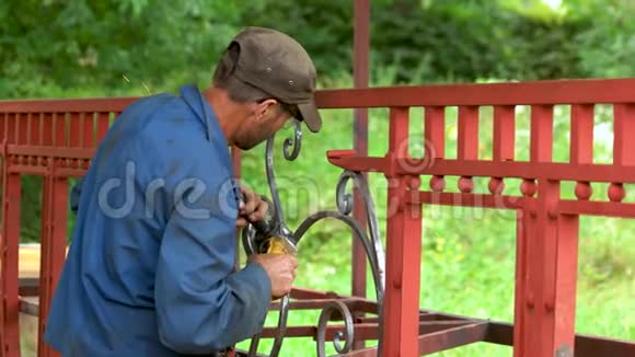 施工员焊接金属围栏视频的预览图