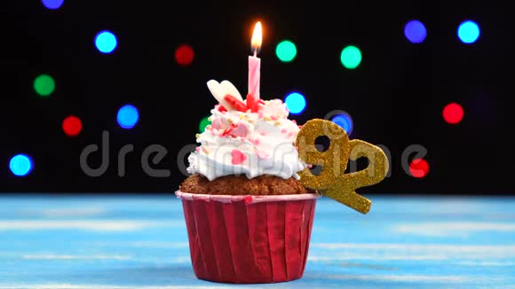 带有蜡烛的美味生日蛋糕和92号的彩色模糊灯光背景视频的预览图