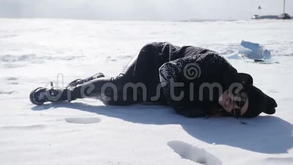 女孩躺在雪地上视频的预览图