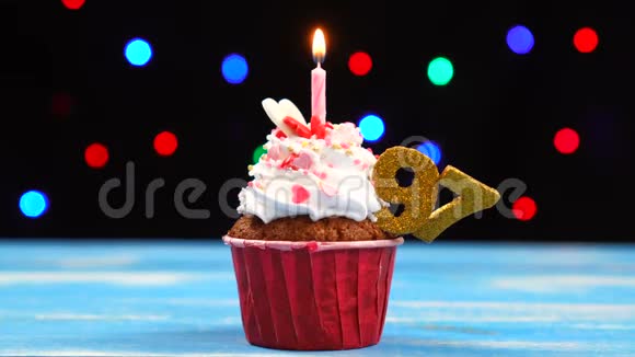 带有蜡烛的美味生日蛋糕和97号的彩色模糊灯光背景视频的预览图