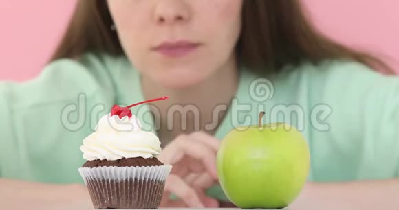 苹果蛋糕之间的选择女孩视频的预览图