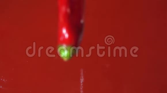 慢动作自上而下的番茄和辣椒落入红酱视频的预览图