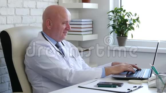 医院柜中使用电脑无线连接的快乐医生视频的预览图