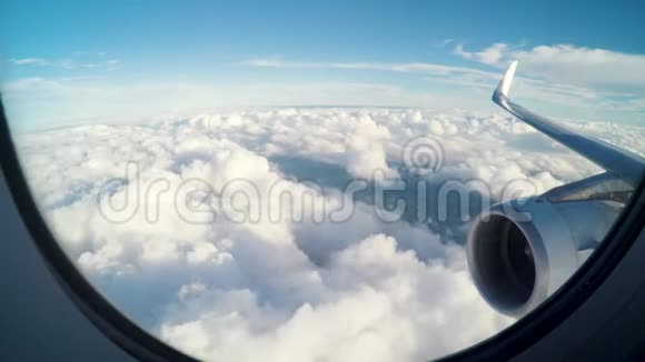飞机略高于云层视频的预览图