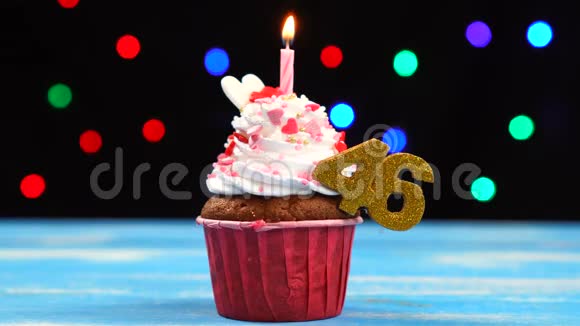 带有蜡烛的美味生日蛋糕和46号的彩色模糊灯光背景视频的预览图