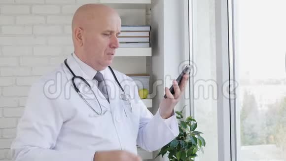使用手机缓慢移动内院医生文本视频的预览图