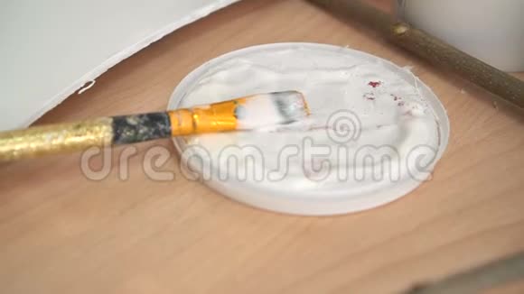 脏刷在白色油漆中视频的预览图